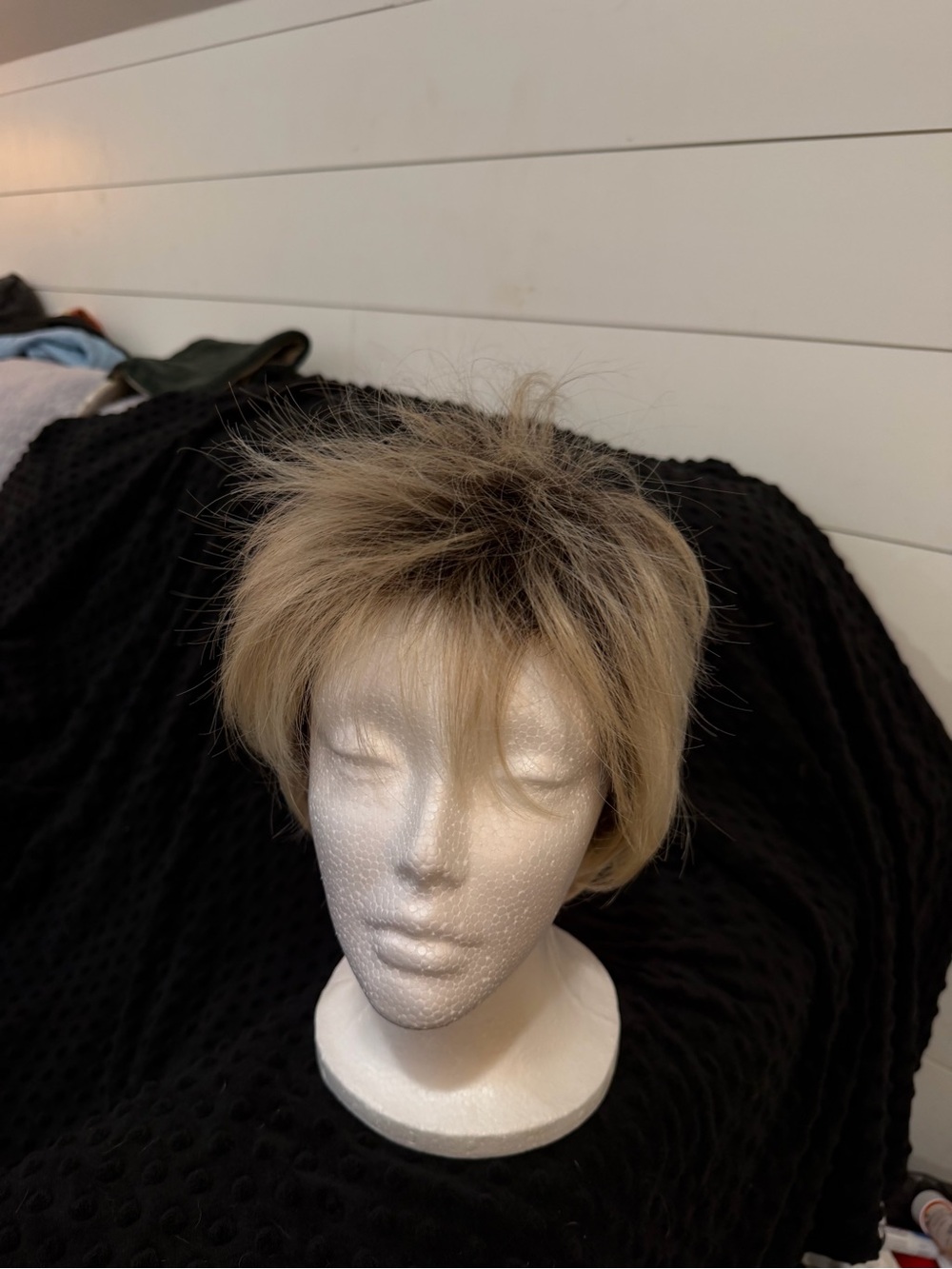 Blonde Layered Short Wig - Natural Ash Blonde - Picture 3 of 3